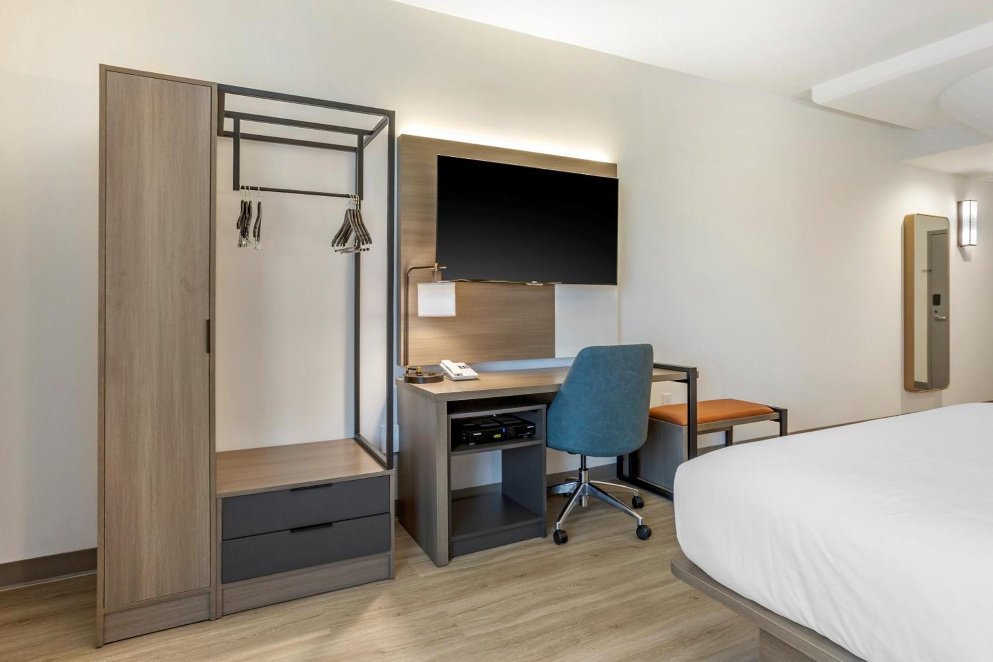 Comfort Inn & Suites Newark Liberty International Airport Exterior foto