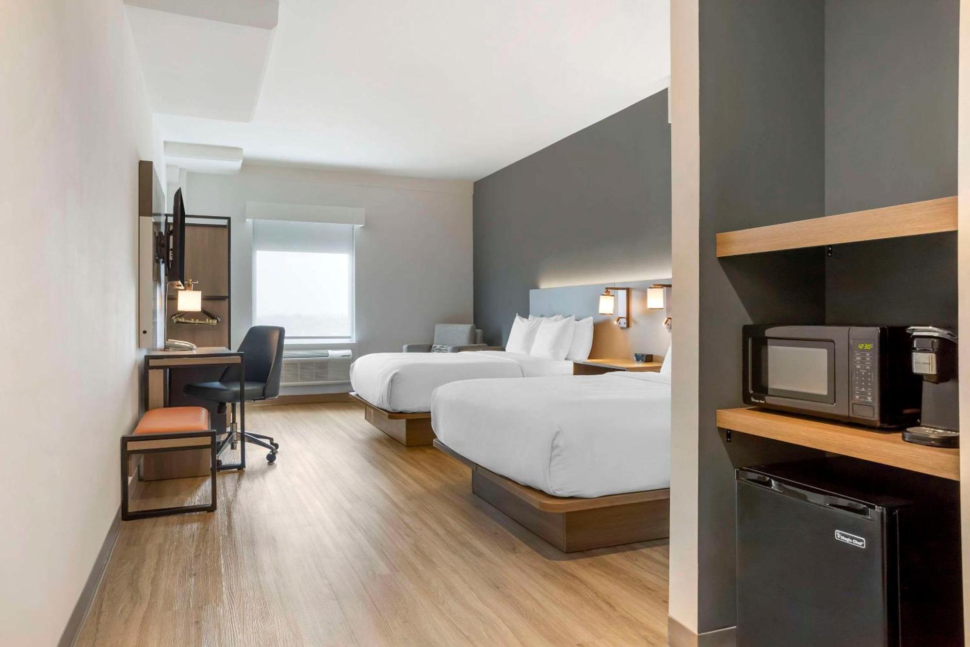 Comfort Inn & Suites Newark Liberty International Airport Exterior foto